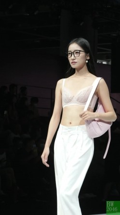 2023.广州内衣展模特特写 截图12