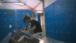国内【水上乐园】换衣间沐浴区近景偷拍 美女如云淋浴换衣好身材一览无余 截图13