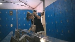 国内【水上乐园】换衣间沐浴区近景偷拍 美女如云淋浴换衣好身材一览无余 截图15