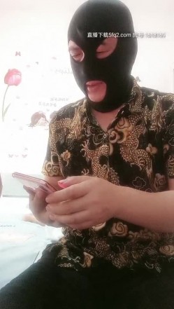 两男一女玩弄年轻小骚妹，站着后入把小姑娘整不开心了差点走人，激情上位大叔还把鸡巴塞人嘴里轮流爆草 截图1
