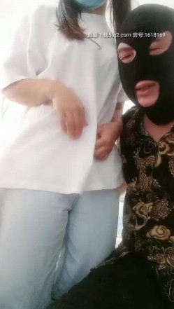 两男一女玩弄年轻小骚妹，站着后入把小姑娘整不开心了差点走人，激情上位大叔还把鸡巴塞人嘴里轮流爆草 截图2