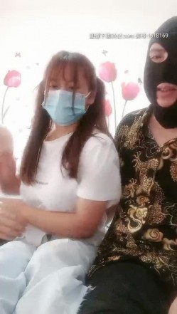 两男一女玩弄年轻小骚妹，站着后入把小姑娘整不开心了差点走人，激情上位大叔还把鸡巴塞人嘴里轮流爆草 截图3