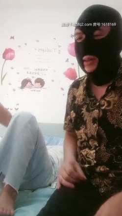 两男一女玩弄年轻小骚妹，站着后入把小姑娘整不开心了差点走人，激情上位大叔还把鸡巴塞人嘴里轮流爆草 截图4