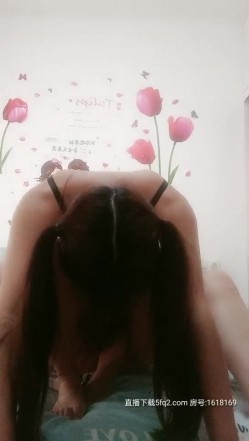 两男一女玩弄年轻小骚妹，站着后入把小姑娘整不开心了差点走人，激情上位大叔还把鸡巴塞人嘴里轮流爆草 截图14
