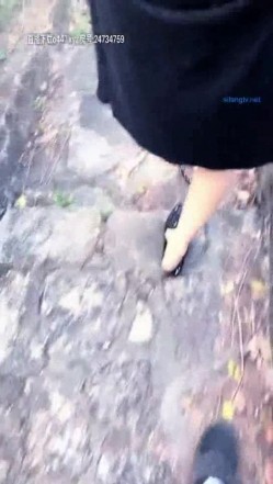 【摩托车震】户外啪啪大神『户外色黄鸭』带女友野战被人跟踪 直接在摩托上干起来 转移战场 最爽的无套后入 截图1