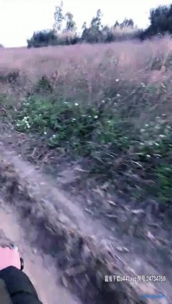 【摩托车震】户外啪啪大神『户外色黄鸭』带女友野战被人跟踪 直接在摩托上干起来 转移战场 最爽的无套后入 截图5