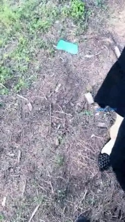 【摩托车震】户外啪啪大神『户外色黄鸭』带女友野战被人跟踪 直接在摩托上干起来 转移战场 最爽的无套后入 截图11