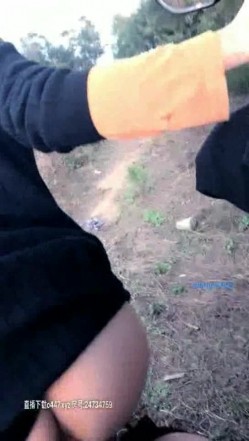 【摩托车震】户外啪啪大神『户外色黄鸭』带女友野战被人跟踪 直接在摩托上干起来 转移战场 最爽的无套后入 截图13