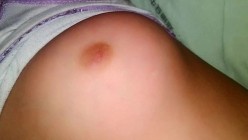 宿管老师又来查寝,看到没穿衣服的女孩子就要过去捏一下她们的乳头,摸一下她们的小穴,最后走的时候还把阳台上晒的胸罩拿走了一个 截图3
