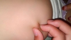 宿管老师又来查寝,看到没穿衣服的女孩子就要过去捏一下她们的乳头,摸一下她们的小穴,最后走的时候还把阳台上晒的胸罩拿走了一个 截图4