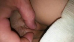 宿管老师又来查寝,看到没穿衣服的女孩子就要过去捏一下她们的乳头,摸一下她们的小穴,最后走的时候还把阳台上晒的胸罩拿走了一个 截图6