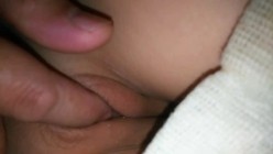 宿管老师又来查寝,看到没穿衣服的女孩子就要过去捏一下她们的乳头,摸一下她们的小穴,最后走的时候还把阳台上晒的胸罩拿走了一个 截图7