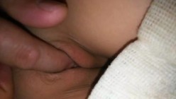 宿管老师又来查寝,看到没穿衣服的女孩子就要过去捏一下她们的乳头,摸一下她们的小穴,最后走的时候还把阳台上晒的胸罩拿走了一个 截图8