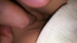 宿管老师又来查寝,看到没穿衣服的女孩子就要过去捏一下她们的乳头,摸一下她们的小穴,最后走的时候还把阳台上晒的胸罩拿走了一个 截图9
