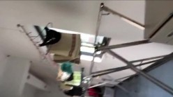 宿管老师又来查寝,看到没穿衣服的女孩子就要过去捏一下她们的乳头,摸一下她们的小穴,最后走的时候还把阳台上晒的胸罩拿走了一个 截图15