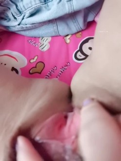 露脸极品反差女大生，高颜值女神级别【雪儿】私拍，穿衣和脱衣判若两人，放尿车震道具自摸被金主无套各种输出 截图7