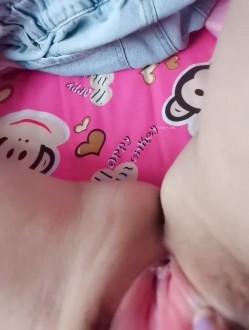 露脸极品反差女大生，高颜值女神级别【雪儿】私拍，穿衣和脱衣判若两人，放尿车震道具自摸被金主无套各种输出 截图9