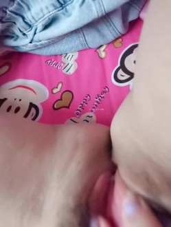 露脸极品反差女大生，高颜值女神级别【雪儿】私拍，穿衣和脱衣判若两人，放尿车震道具自摸被金主无套各种输出 截图10