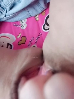 露脸极品反差女大生，高颜值女神级别【雪儿】私拍，穿衣和脱衣判若两人，放尿车震道具自摸被金主无套各种输出 截图11