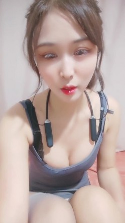 极品好色尤物！新人下海美女！张开双腿白虎美穴，换上情趣装开档内裤，展示美腿，摆弄各种姿势 截图2