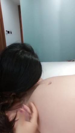偷情的骚逼被大哥各种玩弄，全程露脸开档黑丝情趣诱惑，给大哥深喉口交，各种抽插道具捅骚穴，淫声荡语不断 截图2