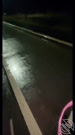 海角泡良大神『强上女房东』钻石收费帖合集，性感少妇房东两天操五次 不仅在摩天轮上操，连吃饭都要内射一发 截图9