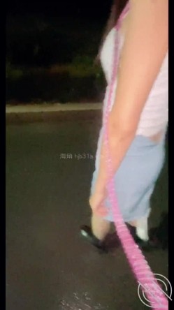 海角泡良大神『强上女房东』钻石收费帖合集，性感少妇房东两天操五次 不仅在摩天轮上操，连吃饭都要内射一发 截图11