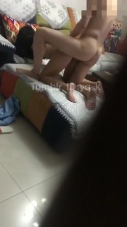 最新汤不热流出YQ-K大神剧情演绎-黑丝裙骚浪老婆接快递 被快递小哥在沙发上爆操 完美双视角 高清720P完整版 截图12