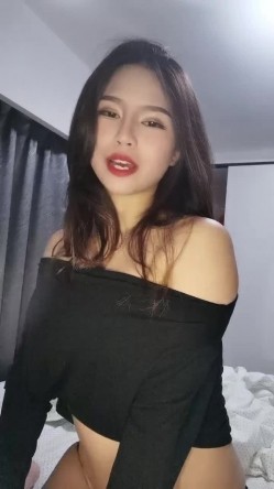 近期下海漂亮妹妹！一对美乳表情妩媚！脱光光自摸骚穴，假屌磨蹭抽插，骑乘位猛坐太骚了 截图1