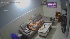居家摄象头破解真实愉拍两口子沙发上脱光激情做爱，媳妇貌似怀孕了欲望很强烈 截图1