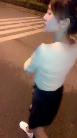 颜值不错娇小妹子深夜路上边走边跳蛋震动 回到车上口交啪啪拉扯跳蛋 截图2
