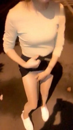 颜值不错娇小妹子深夜路上边走边跳蛋震动 回到车上口交啪啪拉扯跳蛋 截图3