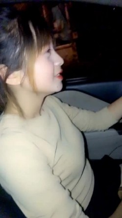 颜值不错娇小妹子深夜路上边走边跳蛋震动 回到车上口交啪啪拉扯跳蛋 截图4