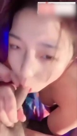 【网曝门事件】土豪调教极品大奶轻熟少妇，沦落母狗户外露出饮精喝尿 截图3