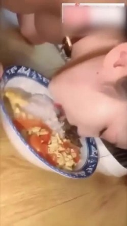 【网曝门事件】土豪调教极品大奶轻熟少妇，沦落母狗户外露出饮精喝尿 截图14