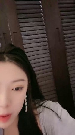 车模下海网红美女！口活一流！用屌磨蹭多毛骚逼，好多水，特殊视角抽插猛怼，骑乘位扭腰贴着膏药 截图2
