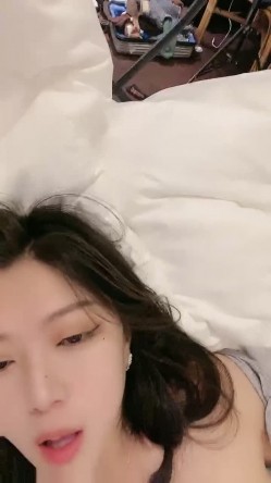车模下海网红美女！口活一流！用屌磨蹭多毛骚逼，好多水，特殊视角抽插猛怼，骑乘位扭腰贴着膏药 截图8