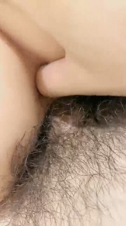 车模下海网红美女！口活一流！用屌磨蹭多毛骚逼，好多水，特殊视角抽插猛怼，骑乘位扭腰贴着膏药 截图10