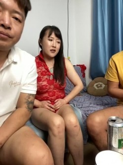 绿帽癖老公大聚会骚妇群P成熟饥渴骚妇成群结队开淫趴浴池KTV漏出口交随机配对 截图7