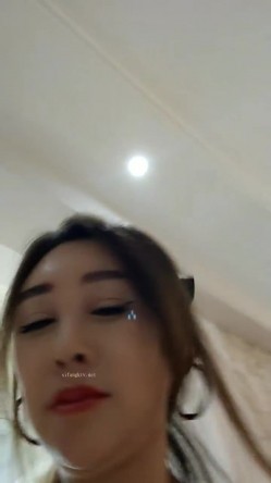 杭州美少妇，【少妇可同城可空降】，首次带跳蛋逛商场，玩得好刺激湿了一大片，回家赶紧无套内射满足以下 截图16