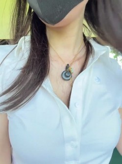 极品御姐女神、户外反差露出婊子「xigua2002」《高尔夫球场骚诱车震》大白天打高尔夫丝袜骚诱，后上车被无套一顿猛肏骚穴 截图13