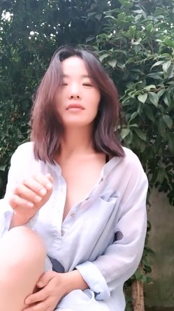 风骚短发美少妇！院子里掰穴诱惑！穿着情趣内裤，回房间道具震阴蒂，扒开阴唇特写，极度淫骚 截图3