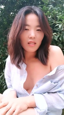 风骚短发美少妇！院子里掰穴诱惑！穿着情趣内裤，回房间道具震阴蒂，扒开阴唇特写，极度淫骚 截图4
