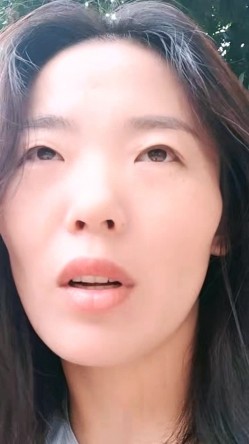 风骚短发美少妇！院子里掰穴诱惑！穿着情趣内裤，回房间道具震阴蒂，扒开阴唇特写，极度淫骚 截图5