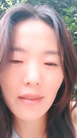 风骚短发美少妇！院子里掰穴诱惑！穿着情趣内裤，回房间道具震阴蒂，扒开阴唇特写，极度淫骚 截图7