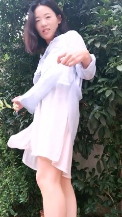 风骚短发美少妇！院子里掰穴诱惑！穿着情趣内裤，回房间道具震阴蒂，扒开阴唇特写，极度淫骚 截图8