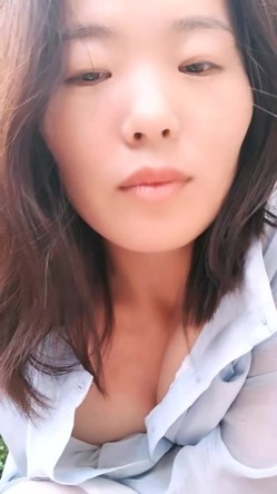 风骚短发美少妇！院子里掰穴诱惑！穿着情趣内裤，回房间道具震阴蒂，扒开阴唇特写，极度淫骚 截图9