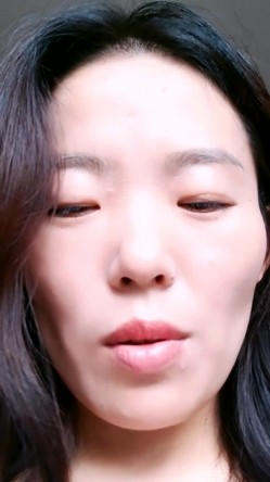 风骚短发美少妇！院子里掰穴诱惑！穿着情趣内裤，回房间道具震阴蒂，扒开阴唇特写，极度淫骚 截图10