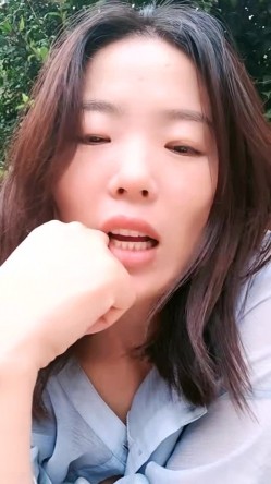 风骚短发美少妇！院子里掰穴诱惑！穿着情趣内裤，回房间道具震阴蒂，扒开阴唇特写，极度淫骚 截图15