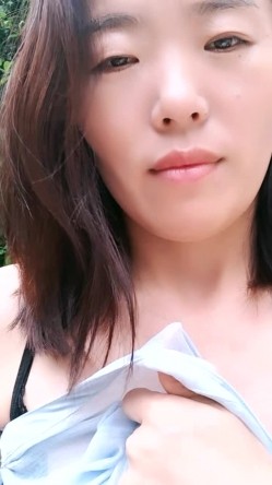 风骚短发美少妇！院子里掰穴诱惑！穿着情趣内裤，回房间道具震阴蒂，扒开阴唇特写，极度淫骚 截图16